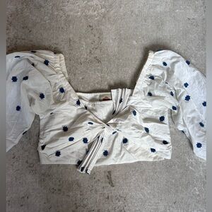 FARM RIO cropped white and blue floral appliqué top